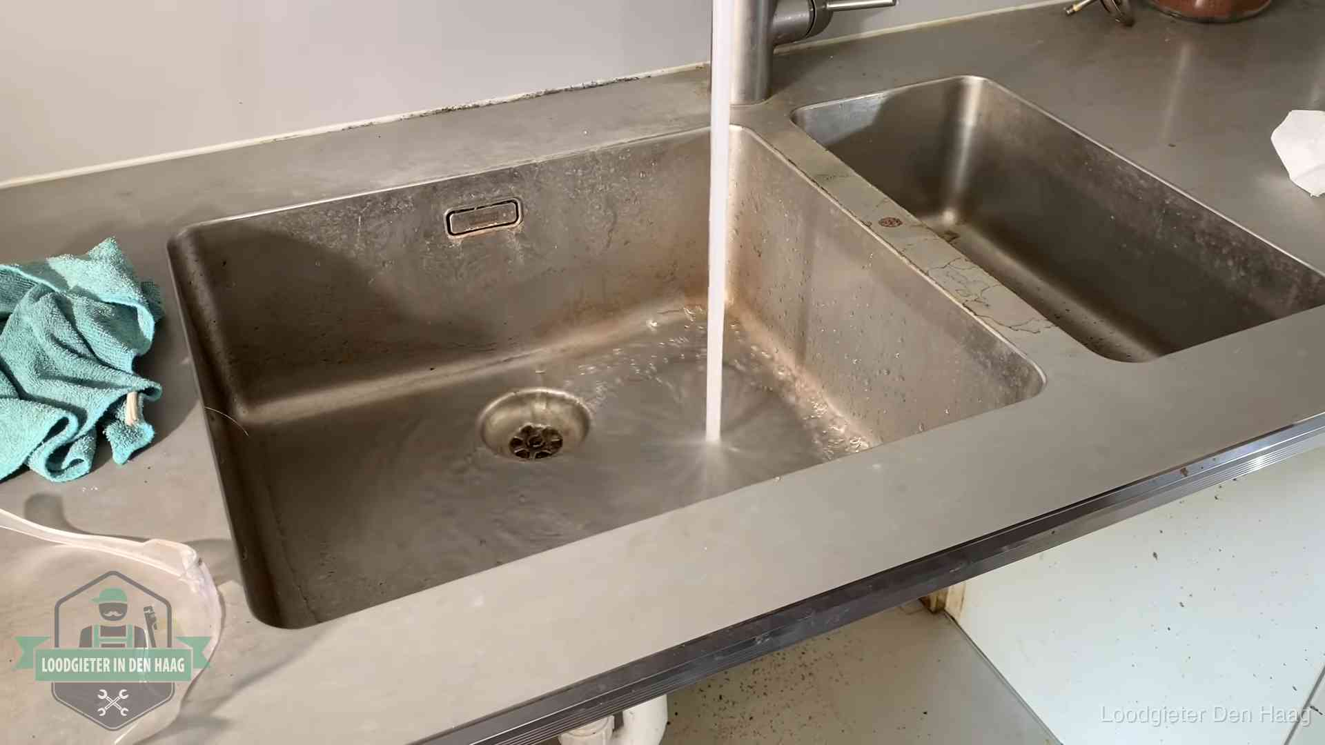 Doorstroomtest van de afvoer bij een gootsteen in Den Haag