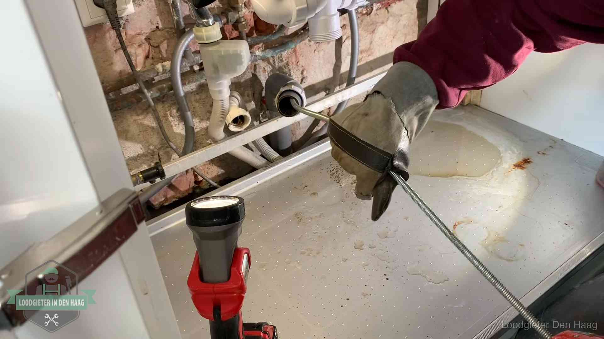 Ontstoppingsveer wordt preventief door een afvoeraansluiting gehaald in Den Haag