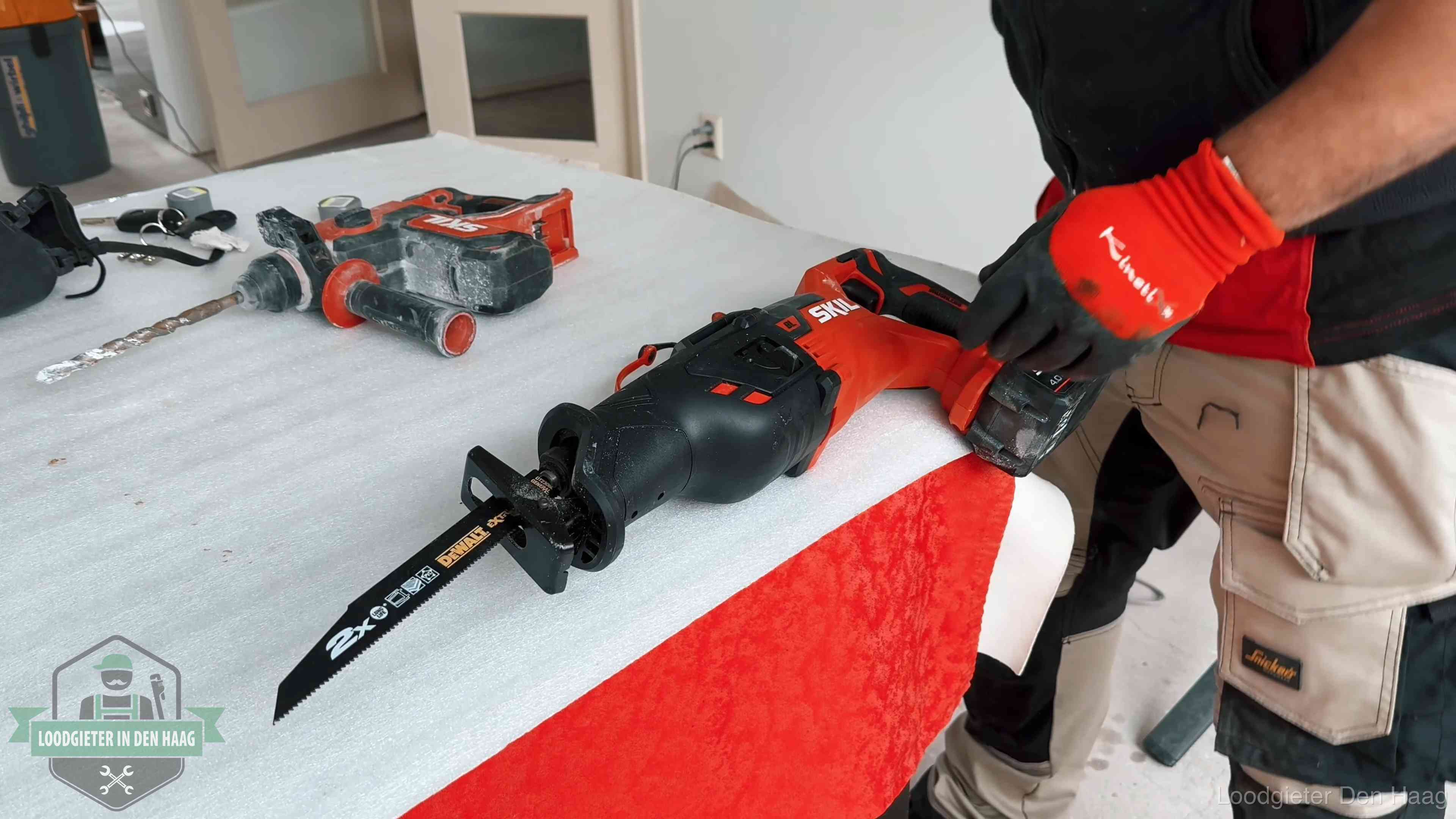 Professioneel gereedschap klaargelegd voor een klus in Den Haag