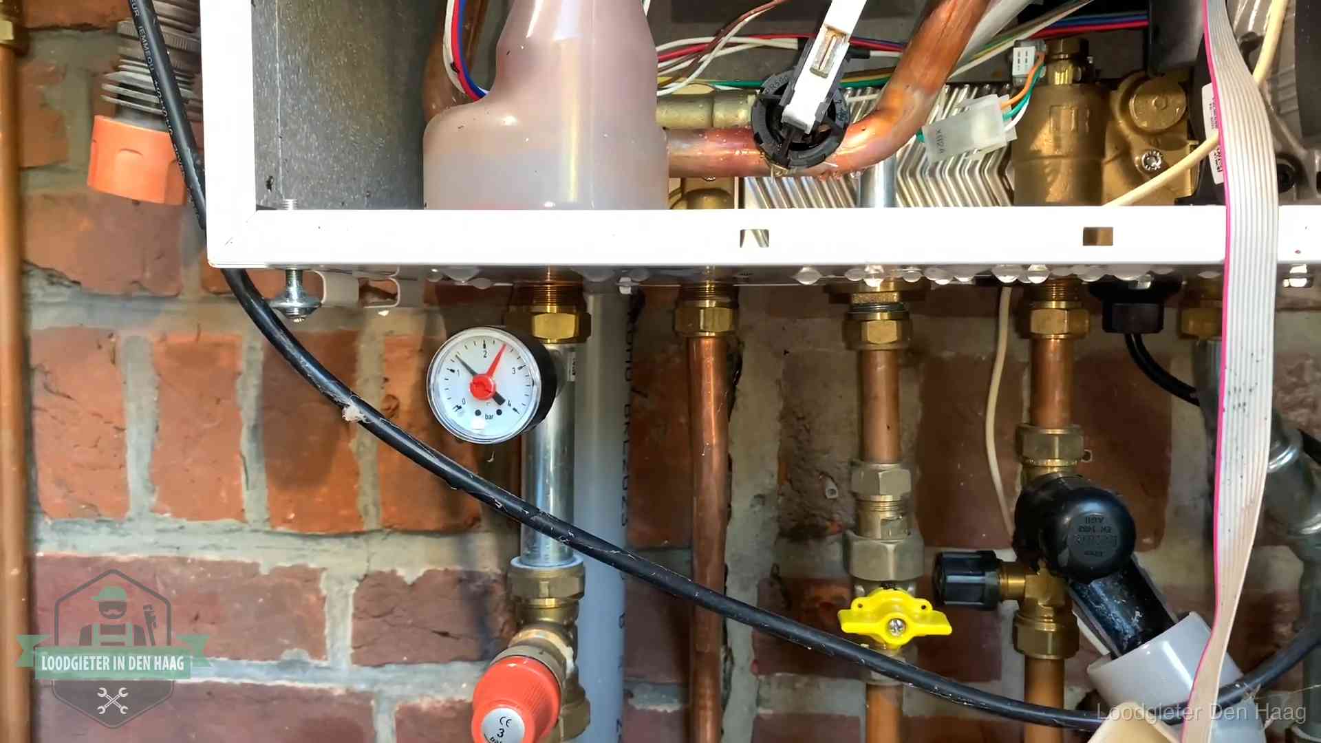 Cv-ketel verliest druk in Den Haag Manometer en aansluitleidingen onder een cv-ketel in Den Haag bij controle op drukverlies