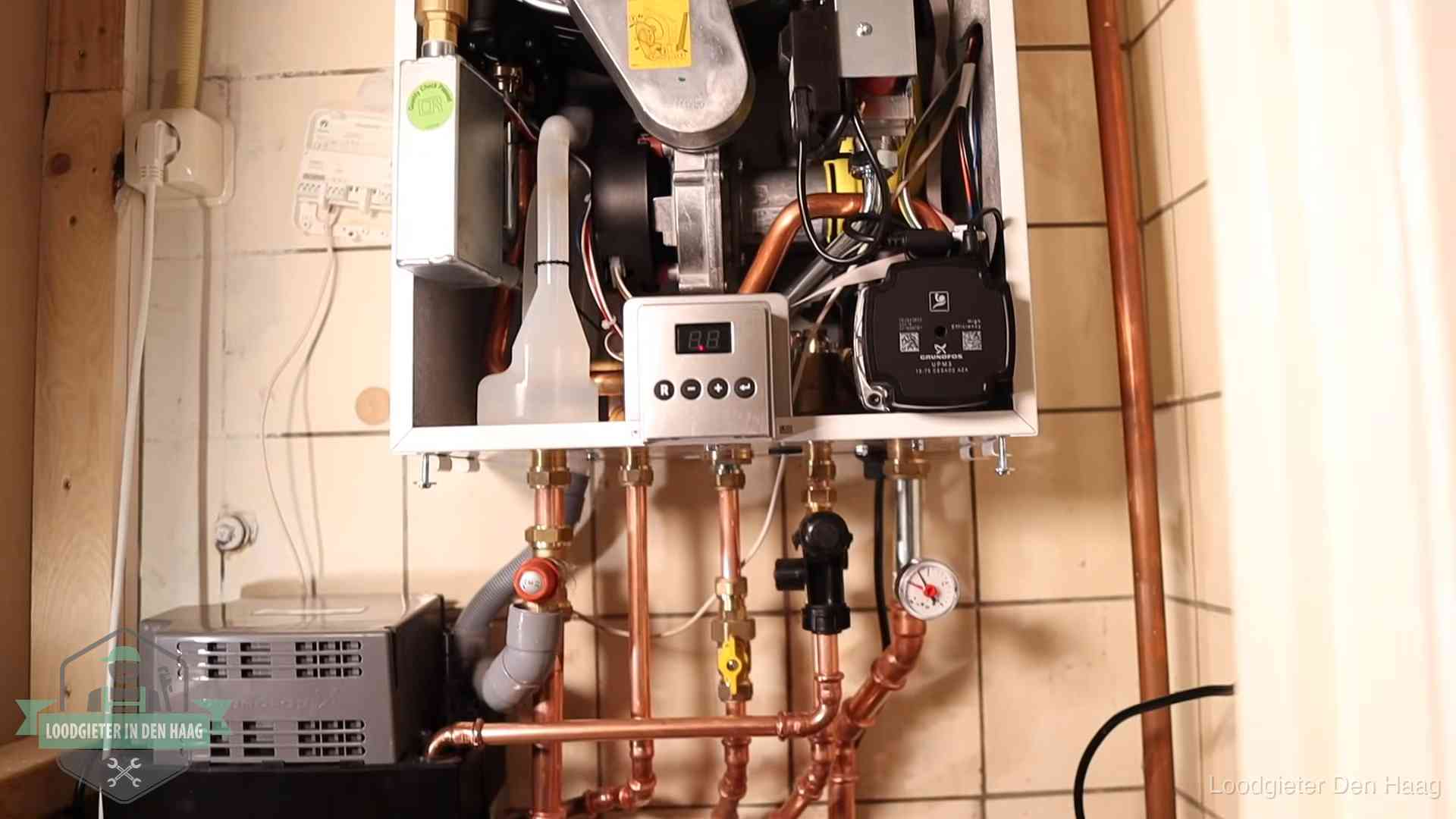 Geopende cv-ketel met brander en cv-pomp tijdens een onderhoudsbeurt in Den Haag
