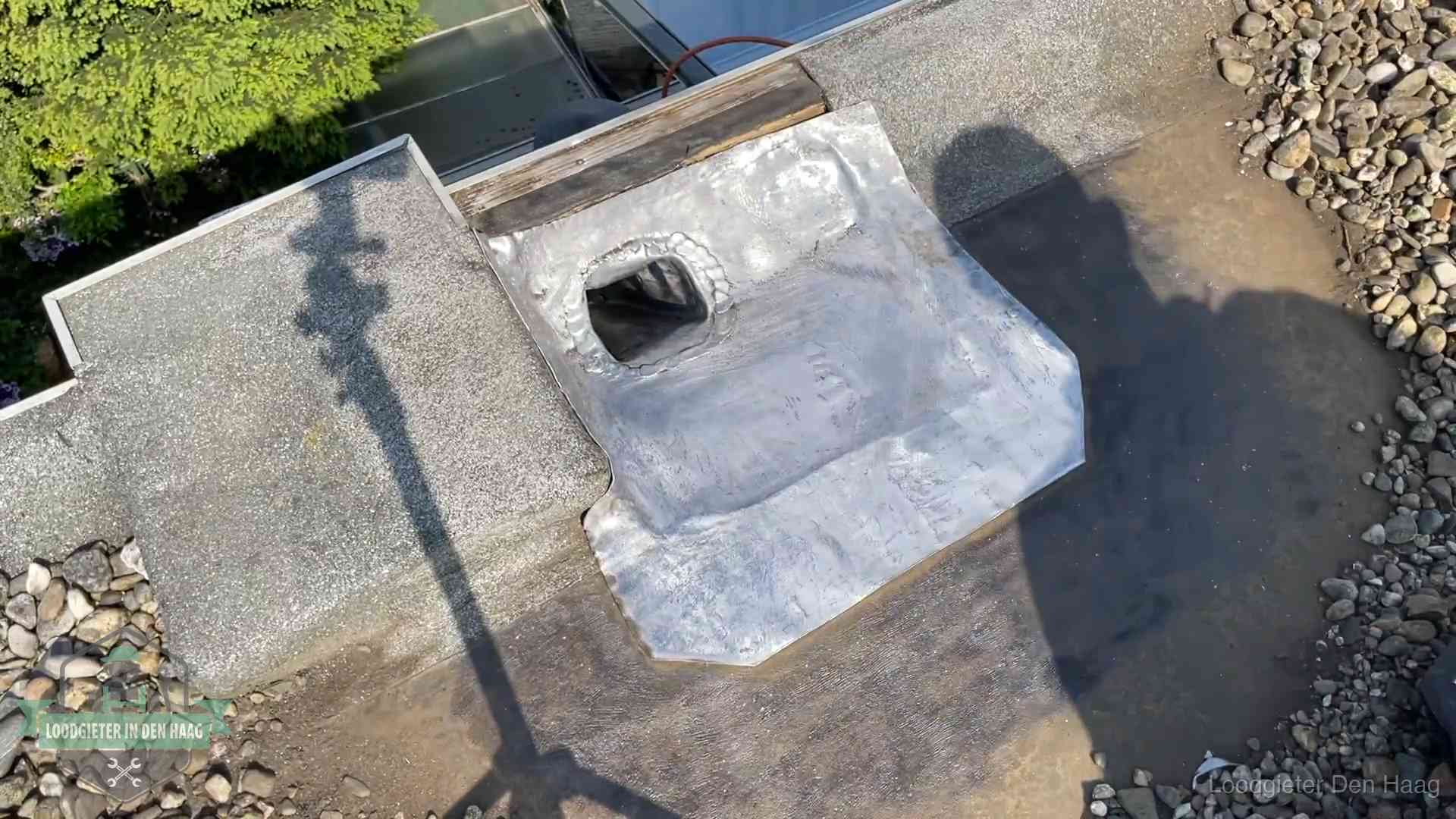 Vers afgedichte dakdoorvoer met lood en zink op een plat dak in Den Haag