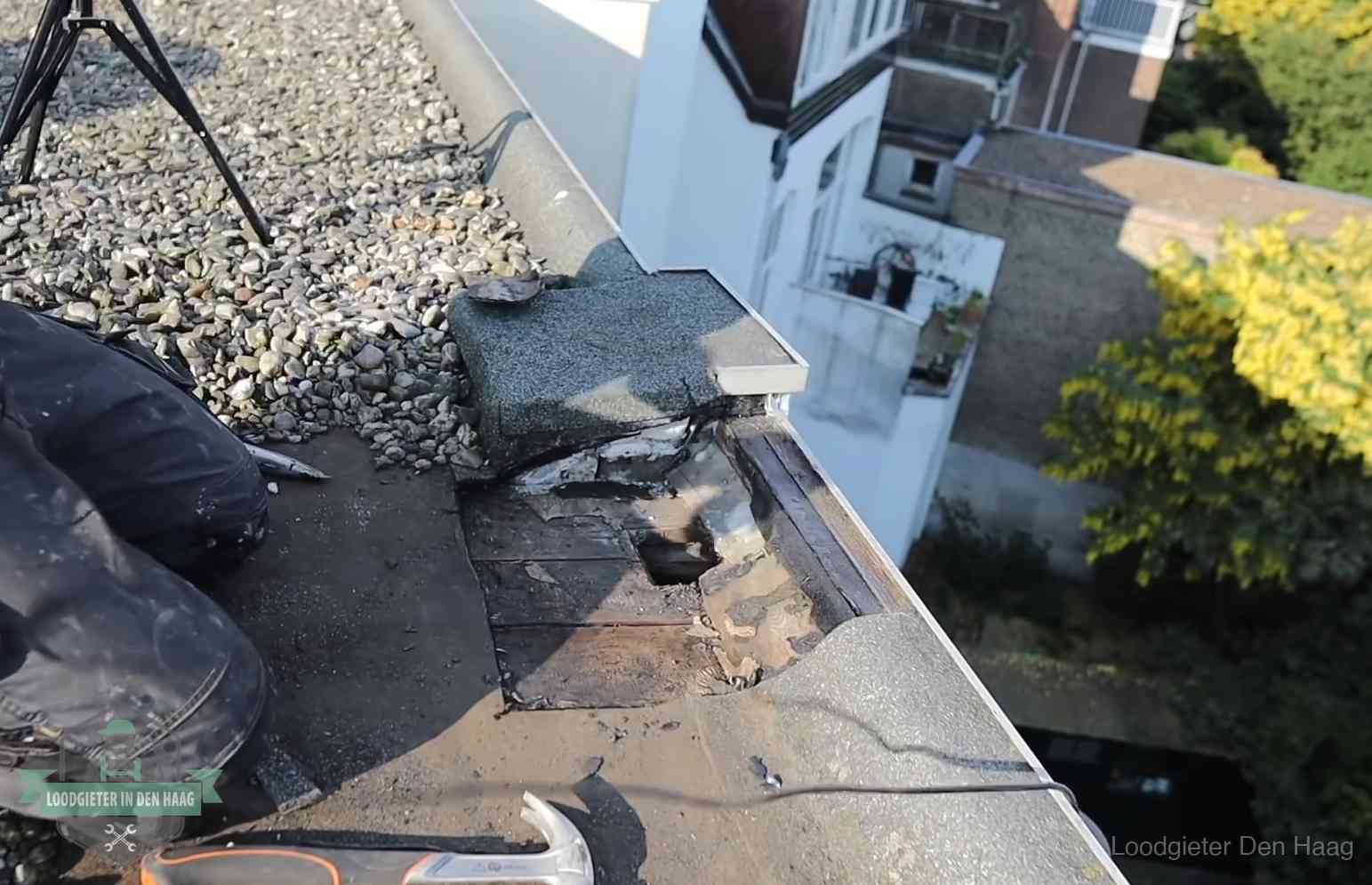 Opengelegde dakrand met verrot dakbeschot door een langdurige daklekkage in Den Haag
