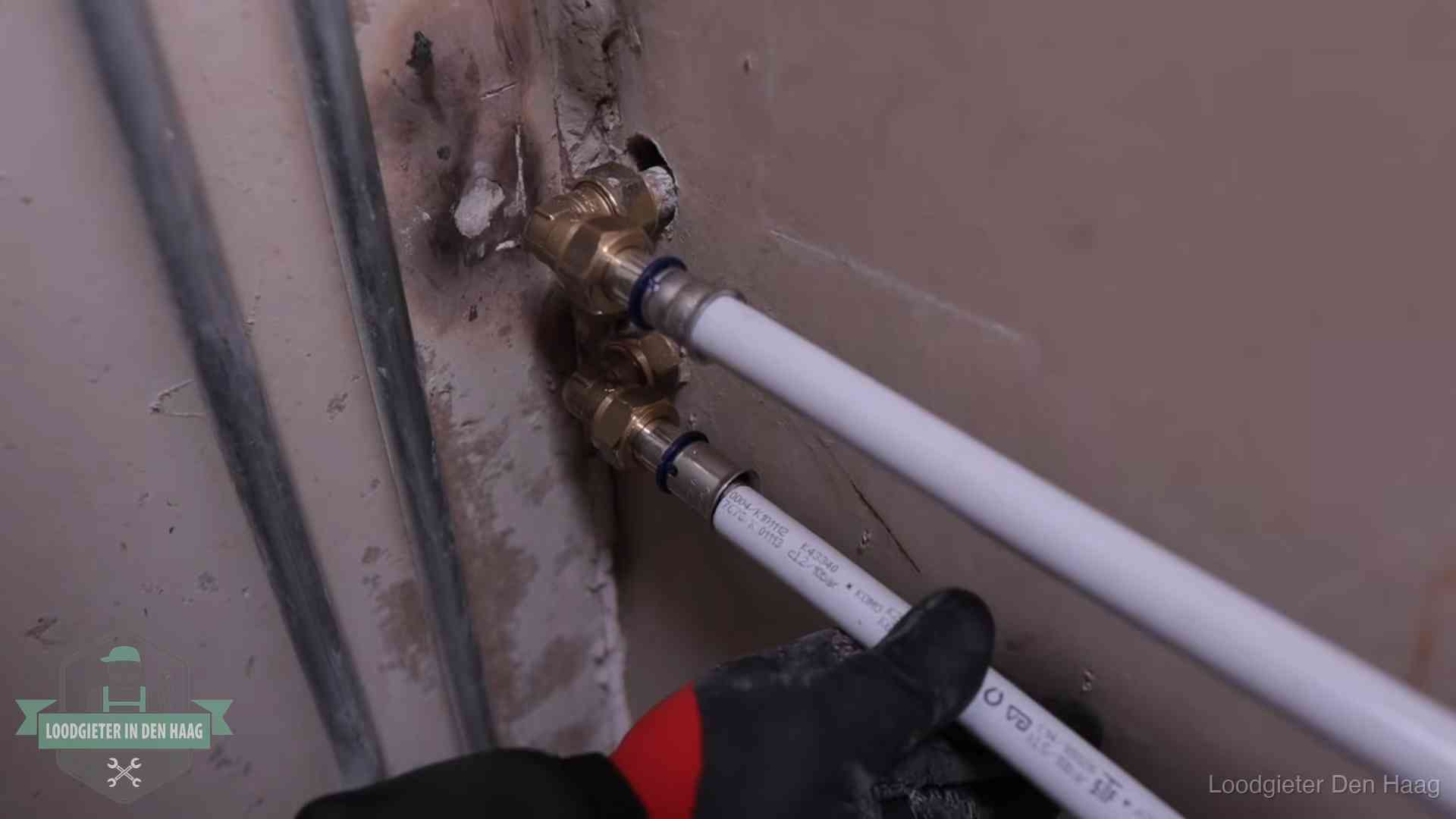 Meerlagenbuizen met keurmerk en rvs persfittingen op muuraansluitingen in Den Haag