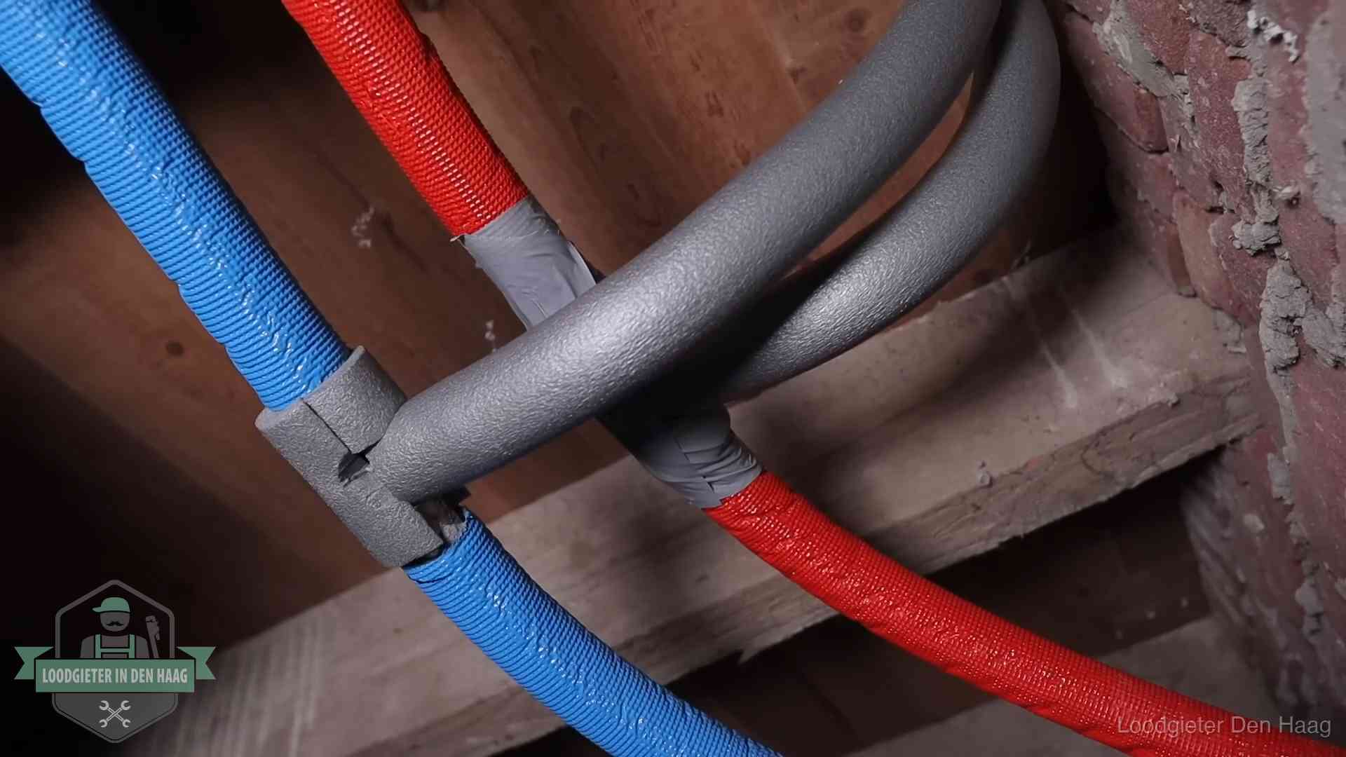 Bevroren leidingen voorkomen in Den Haag Geïsoleerde waterleidingen langs houten balken tegen bevriezing in Den Haag