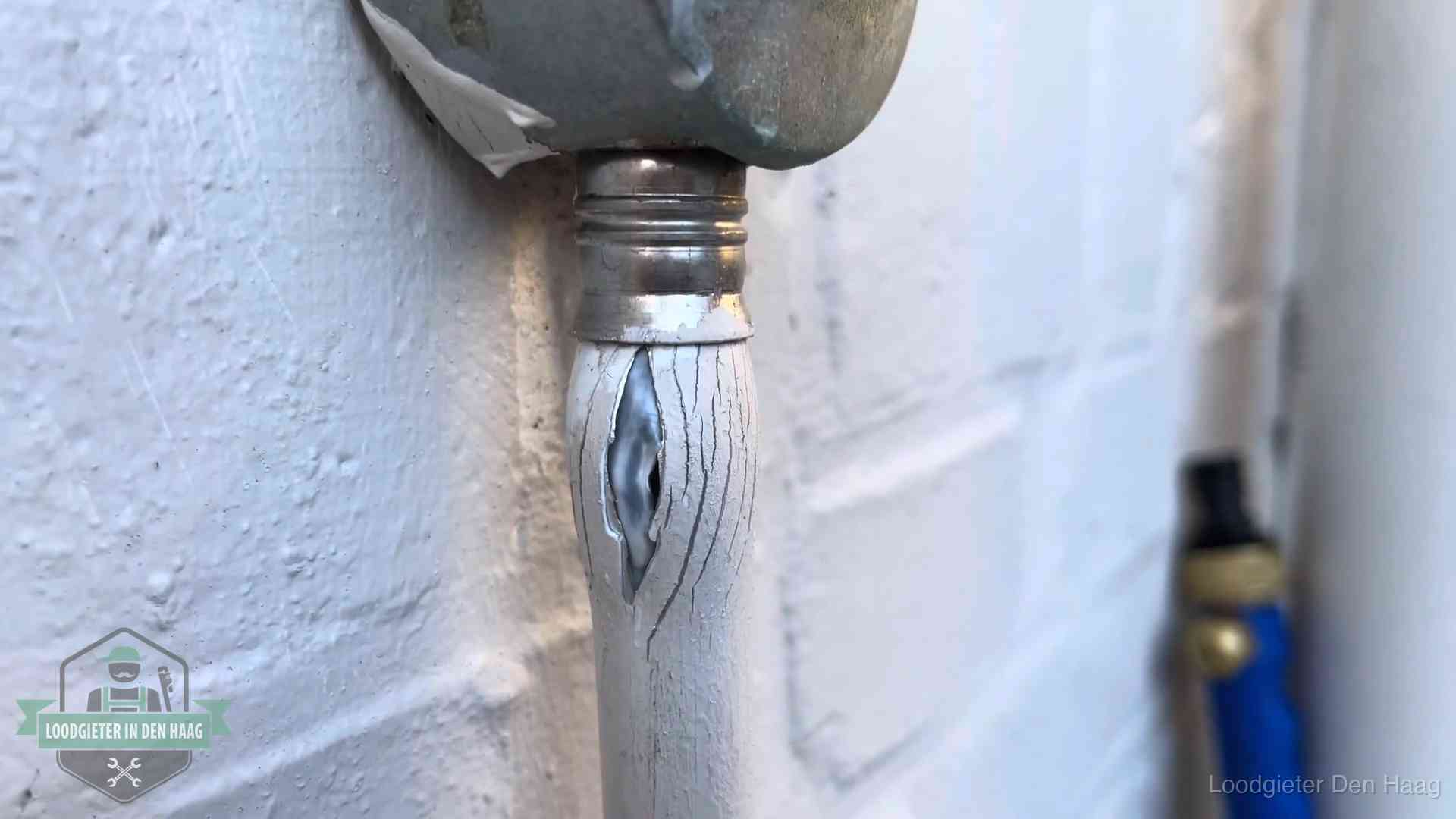Wanneer lekdetectie in Den Haag Oude waterleiding in Den Haag waar de verf openscheurt, een stille aanwijzing voor een beginnend lek