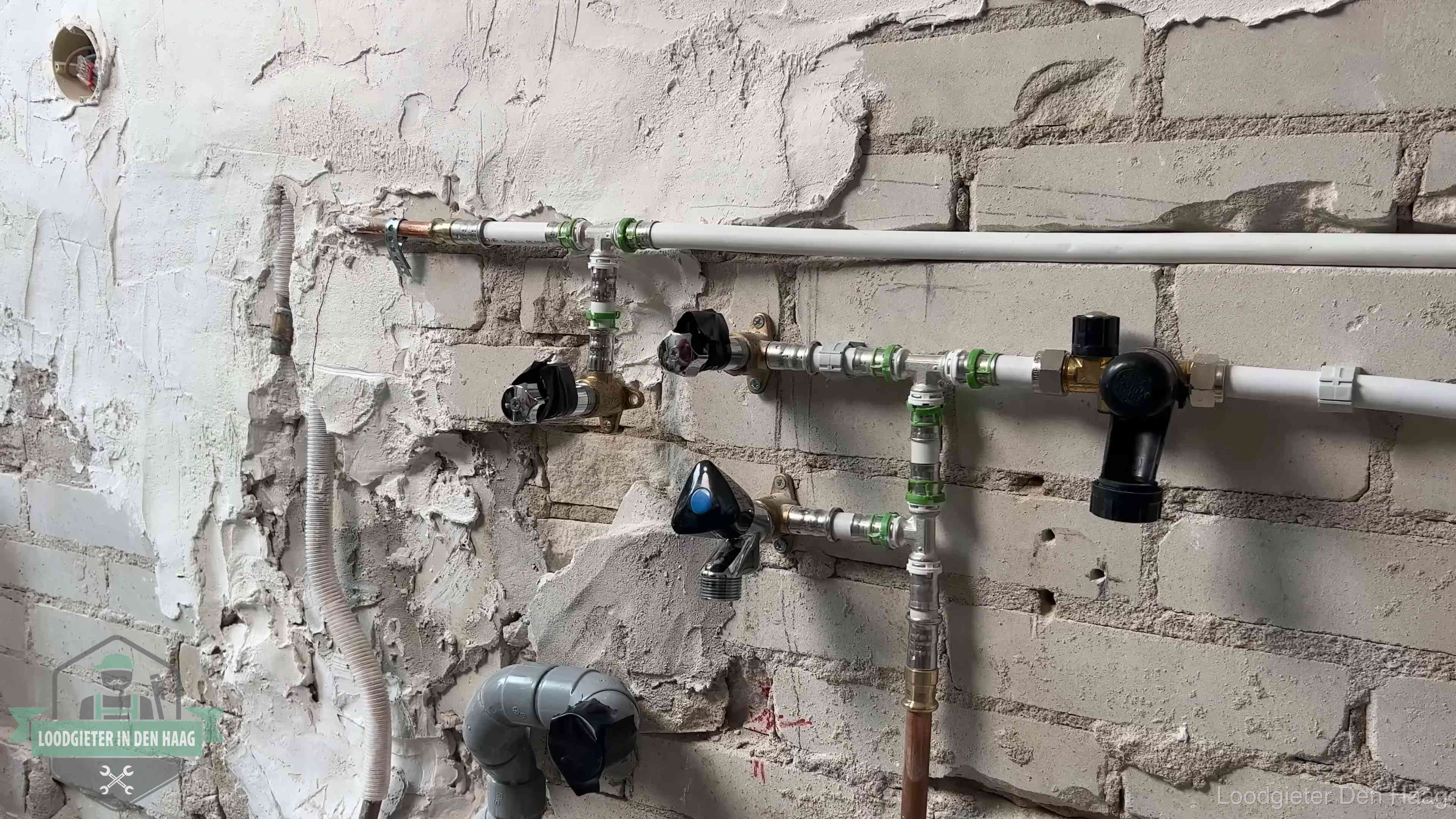 Nieuw aangelegd leidingwerk met persfittingen tijdens een verbouwing in Den Haag