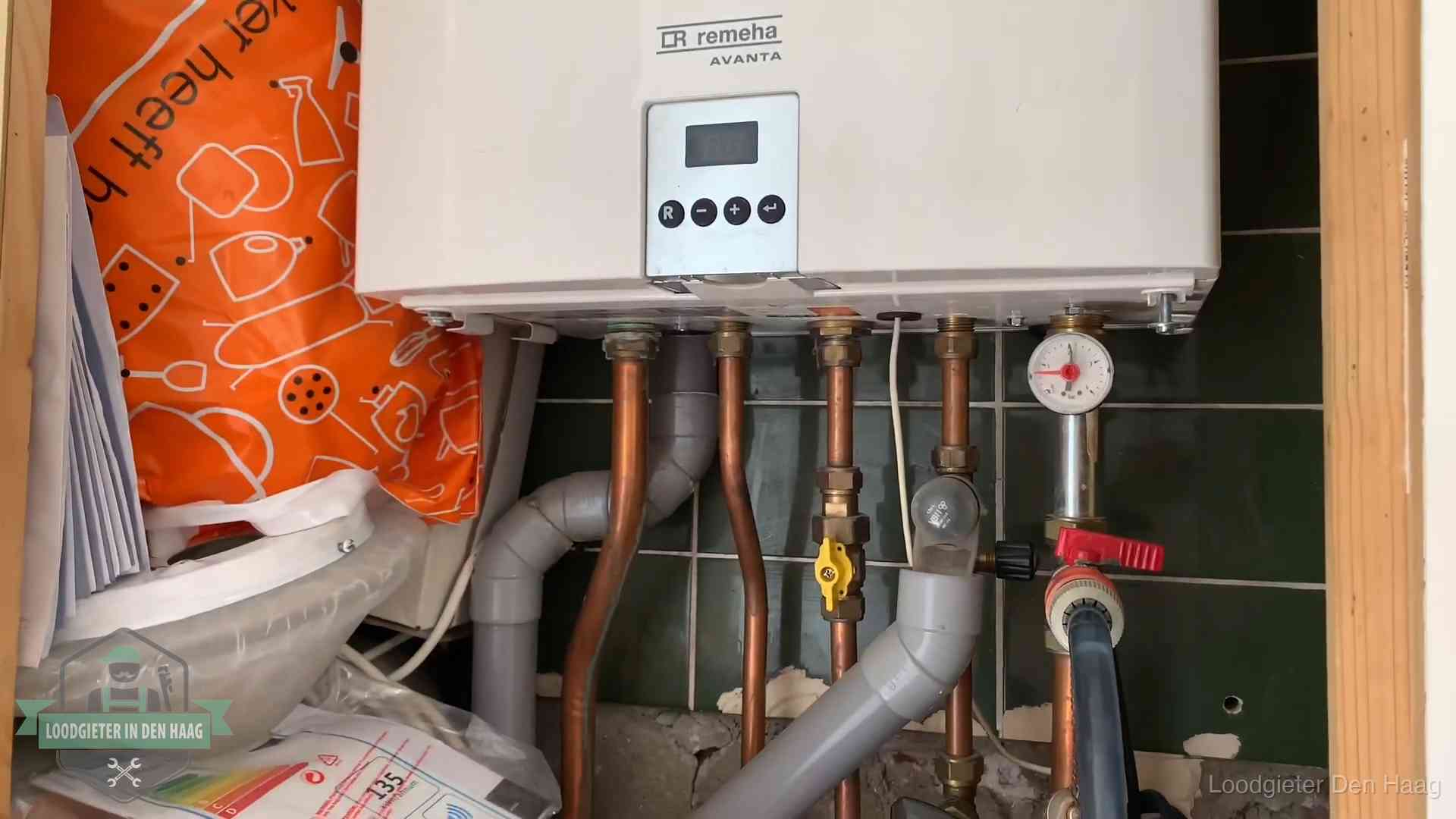 Oudere Remeha cv-ketel in een ketelkast in een woning in Den Haag