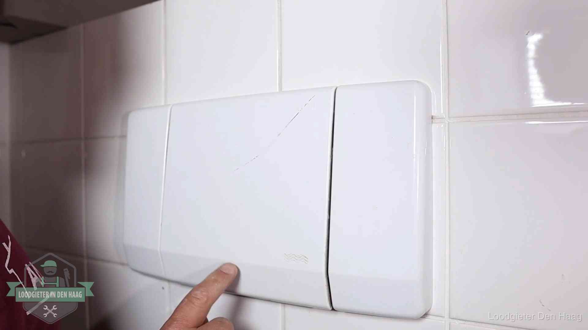 Bedieningspaneel van een inbouwreservoir van een hangend toilet in Den Haag