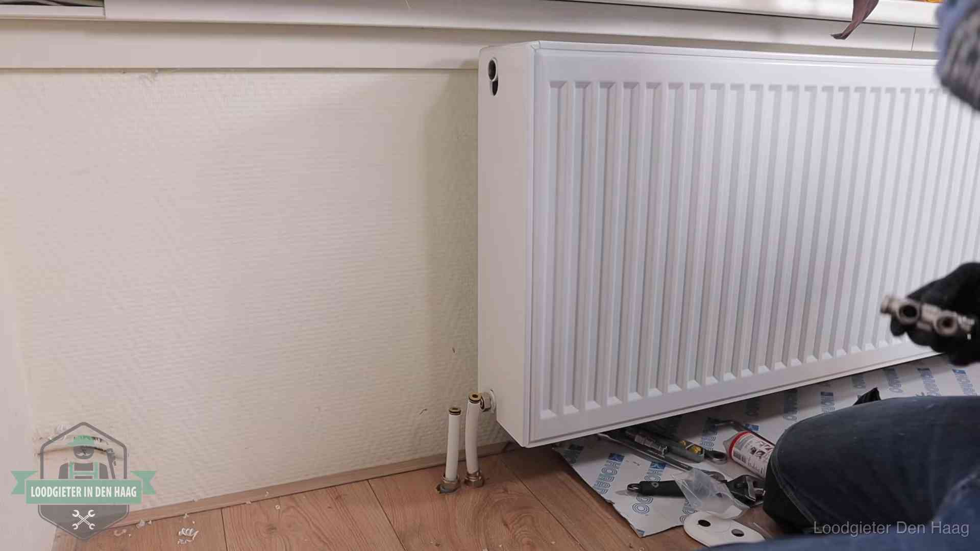 Nieuw gemonteerde radiator in een woonkamer in Den Haag