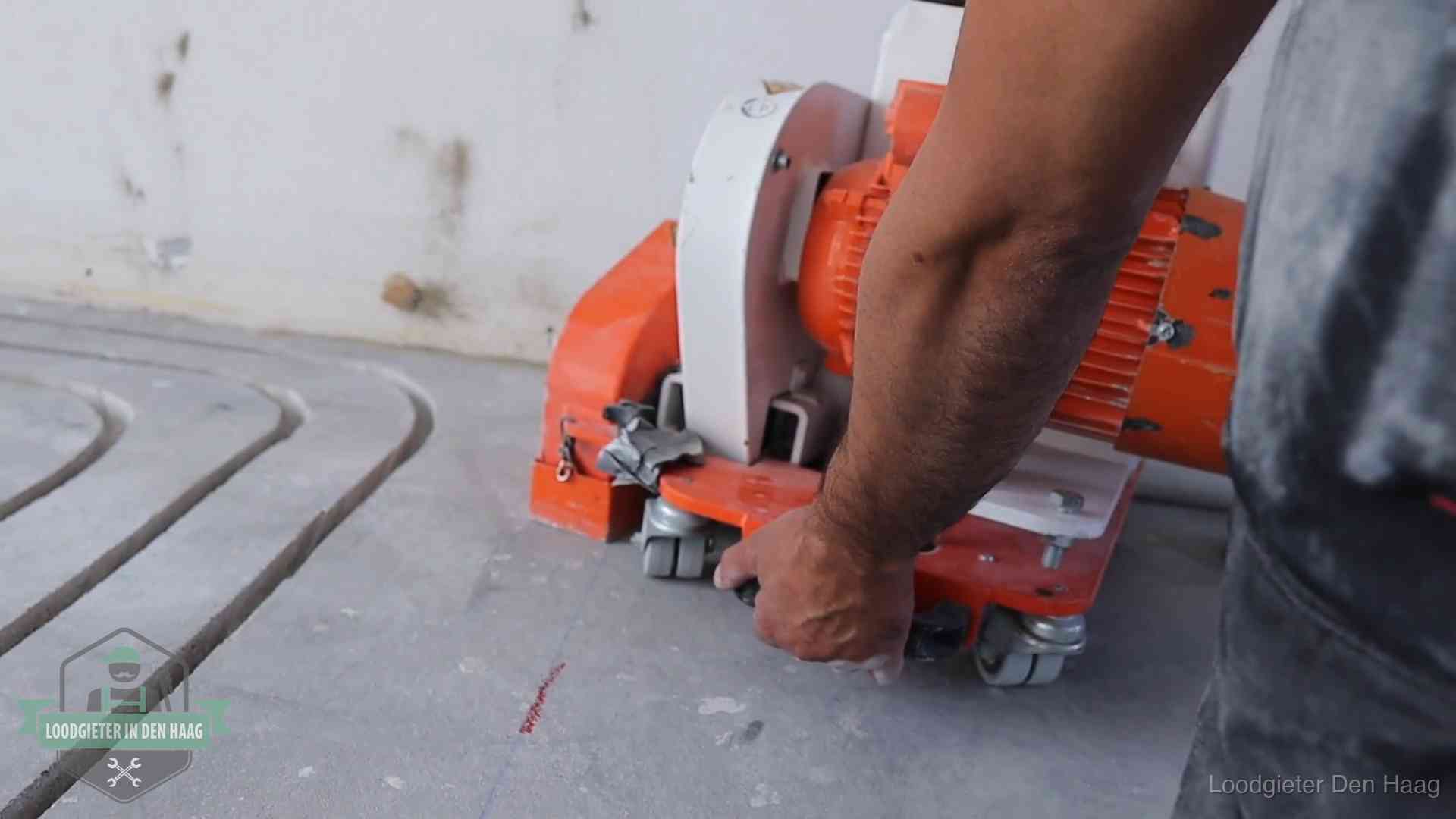 Lekkage in de vloerverwarming opsporen in Den Haag Sleuvenpatroon voor vloerverwarming in de dekvloer van een woning in Den Haag