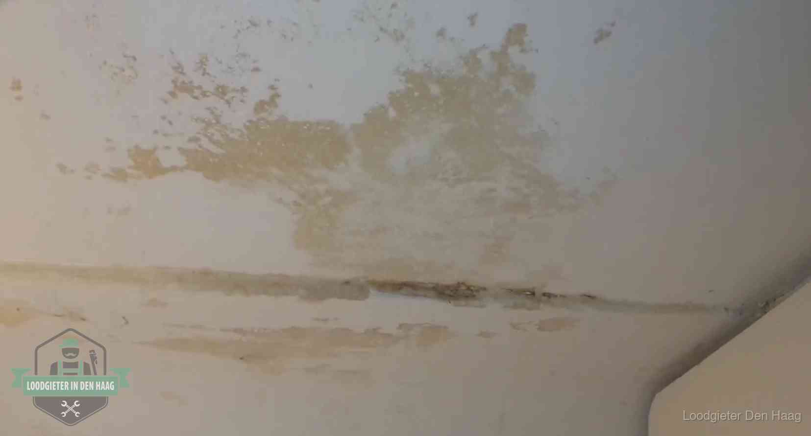 Watervlekken op een plafond in Den Haag, schade die je bij de verzekering meldt