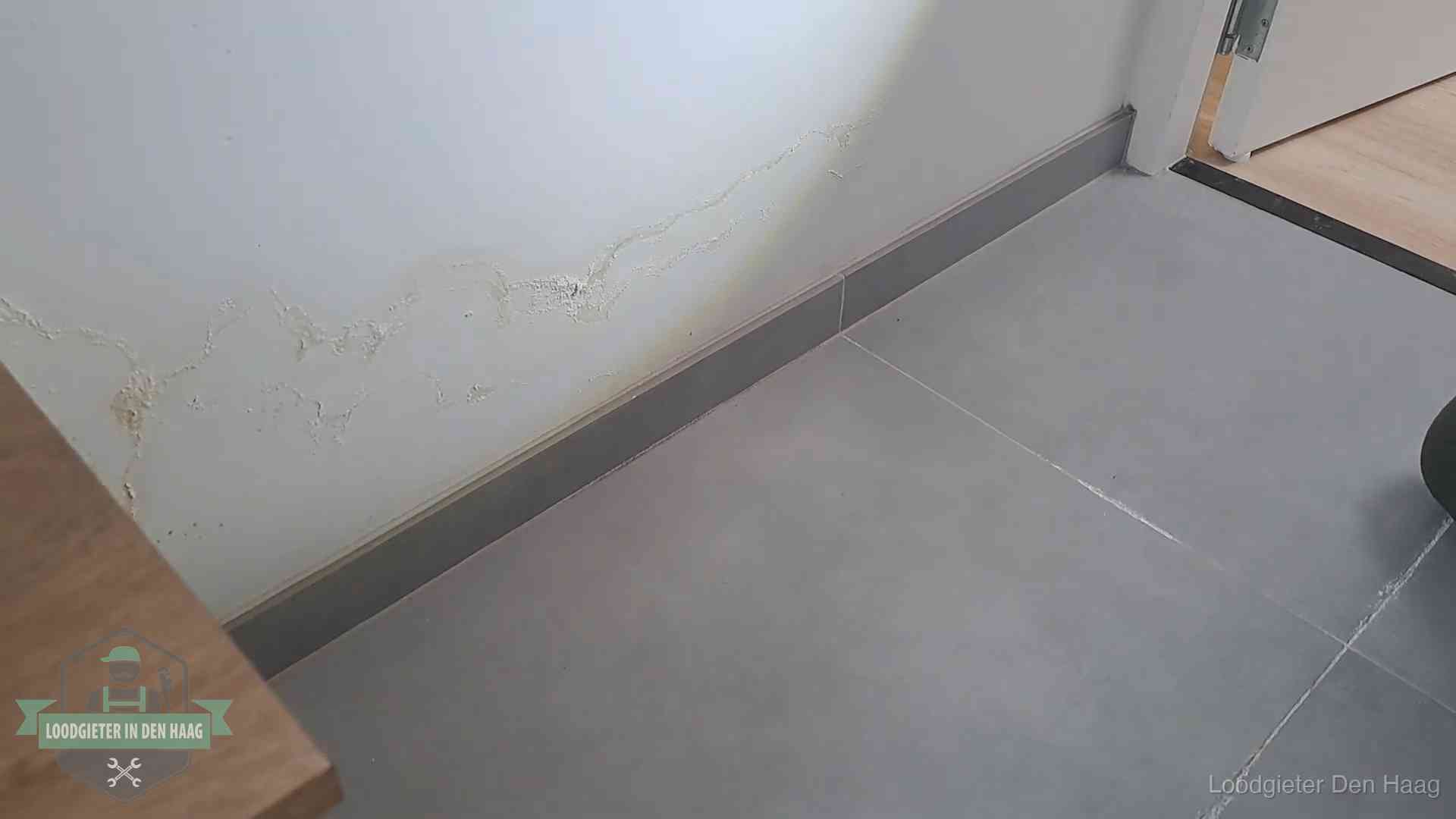 Waterschade met kalkuitbloeiing op een binnenwand in Den Haag, vastgelegd voor de verzekering