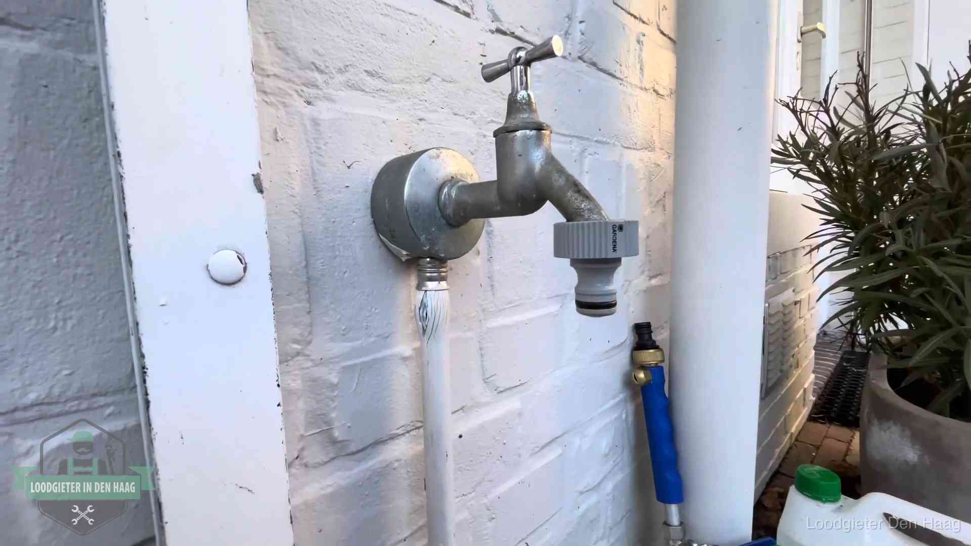 Hoge waterrekening in Den Haag Buitenkraan met slangaansluiting bij een woning in Den Haag, sluipverbruik zie je terug op de waterrekening
