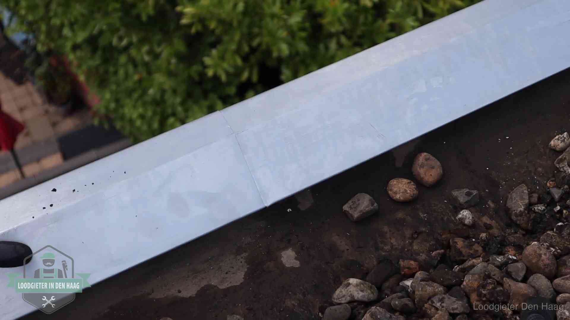 Strak gesoldeerd naaddetail in een zinken daktrim op een dak in Den Haag